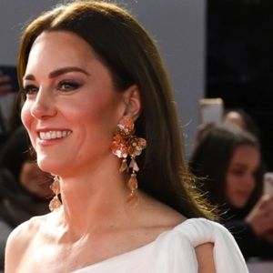Kate Middleton earrings! metallic flower-shaped pendant earrings